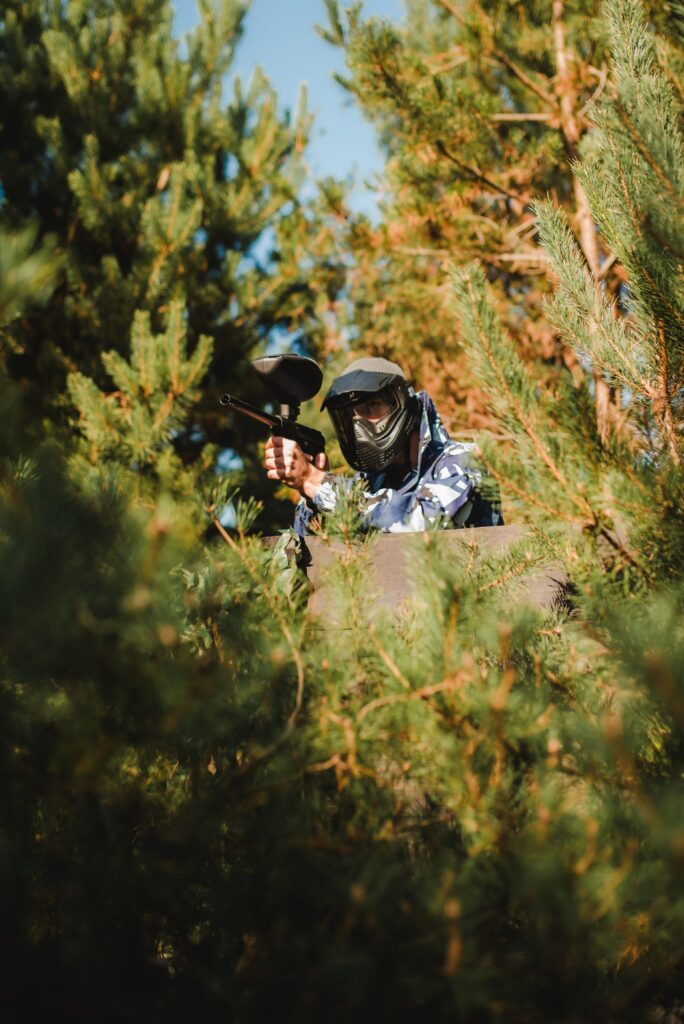 Pole paintballowe Kozbifield z przeszkodami i lasem w tle w Chmielniku